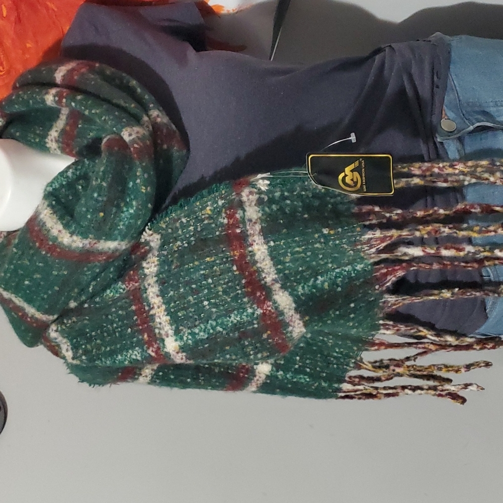 BRAND NEW Thick winter scarf/shawl, green plaid, one size